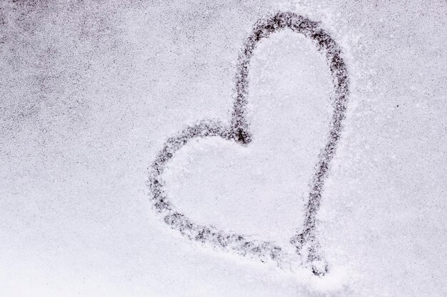 白い雪にハートの形であなたの愛する人からのメッセージ