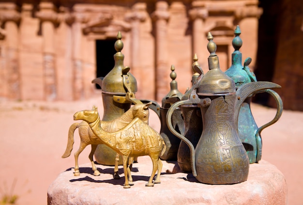 Messing kannen en dierenbeeldjes in de buurt van het klooster in Petra, Jordanië