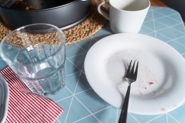 Photo messy home concept with dishes on table