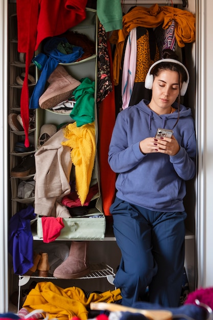 Photo messy interior full of clothing