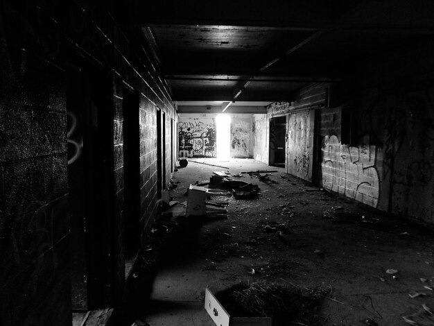 Photo messy walkway in old abandoned building