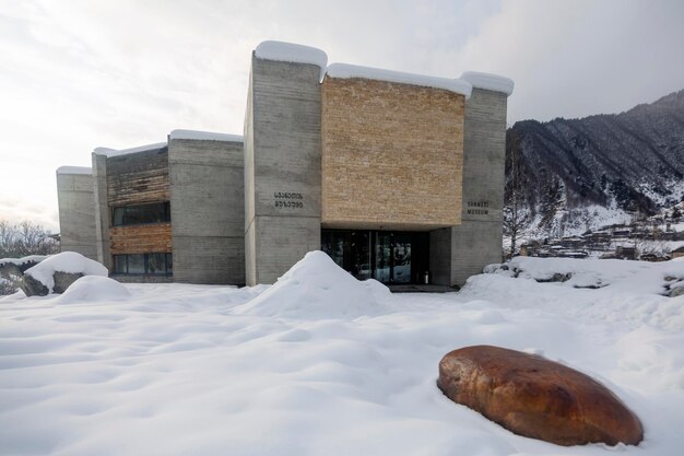 Mestia Georgia 2 feb 2020 Een zicht op het historisch museum van Svan in de sneeuw