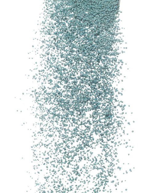Foto meststof blauwe chemische versnellen groei vliegen vallen explosie veel kleine bal meststof voor het planten drijft gooien in de lucht witte achtergrond geïsoleerd hoge snelheid bevriezen beweging