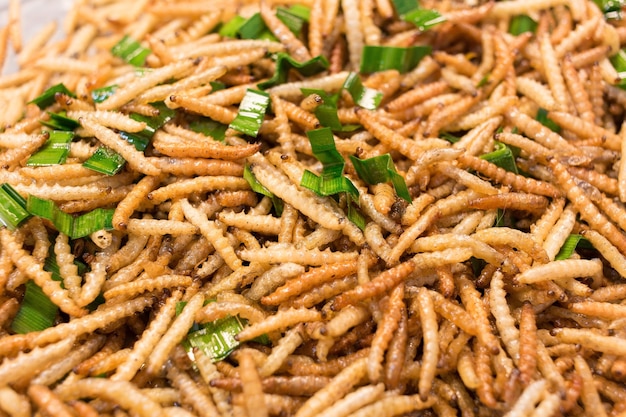 Met bamboe worm gebakken gefrituurde insecten zijn een eiwitrijk voedsel