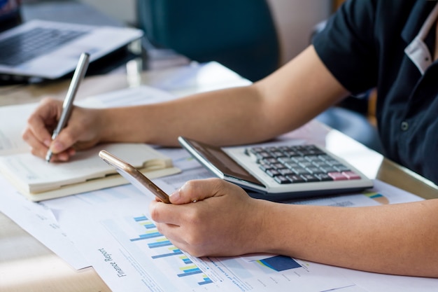 met behulp van een financiële rekenmachine met schrijven noteer en financiële gegevens op het bureau