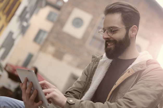 Met behulp van een tablet op straat