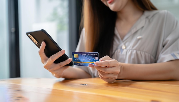 Met behulp van smartphone online winkelen koop online met een creditcard