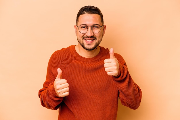 Met beide duimen omhoog glimlachend en zelfverzekerd