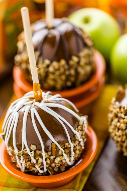 Met de hand gedompelde karamelappels versierd voor Halloween.