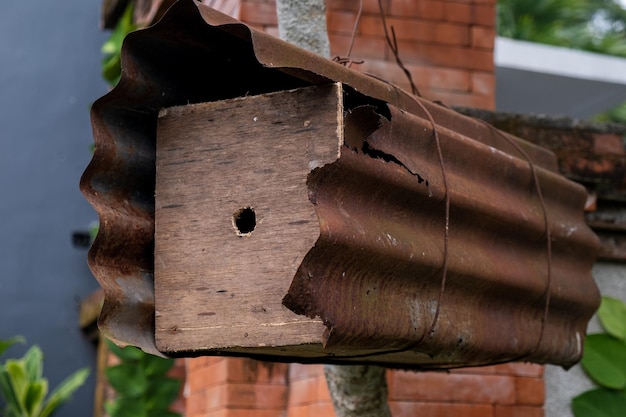 Foto met de hand gemaakt metalen vogelhuisje