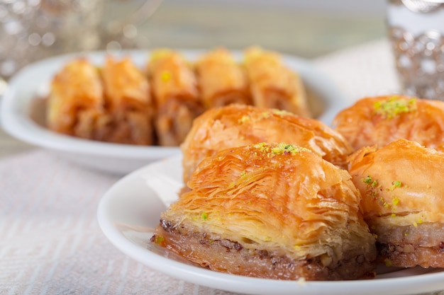 Met de hand gemaakte baklava, traditioneel turks gebak