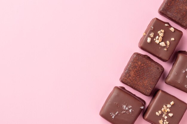 Met de hand gemaakte bonbons van chocoladepraliné Heerlijk dessertpatroon