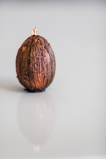 Met de hand gemaakte chocolade met gouden paasei Close-up