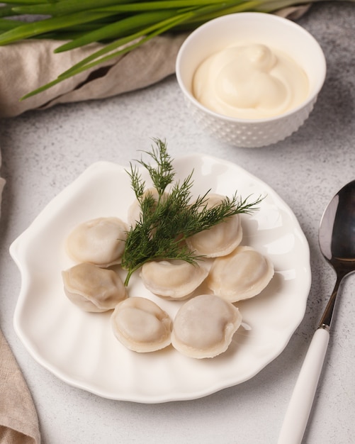 Met de hand gemaakte dumplings. Koken knoedels. Gekookte dumplings met kruiden en groenten