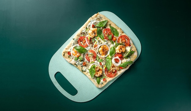 Met de hand gemaakte gezonde vierkante pizza die op pizzaraad wordt geïsoleerd
