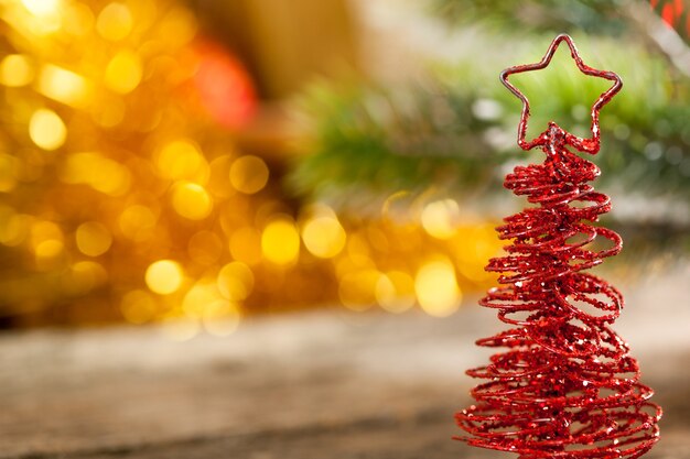 Met de hand gemaakte kerstboomversieringen tegen lichtenachtergrond