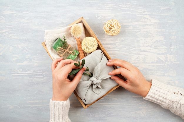 Met de hand gemaakte natuurlijke organische zeep, droge shampoo, kuuroord, het concept van het de giftpakket van de schoonheids skincare. . Cadeaus verpakt in plastic, ambachtelijke geschenkdozen