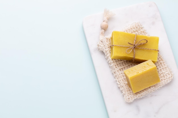 Met de hand gemaakte natuurlijke zeep op pastelkleurachtergrond.