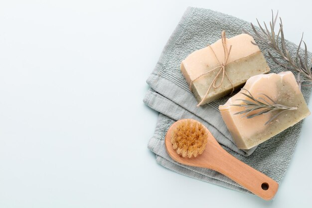 Met de hand gemaakte natuurlijke zeep op pastelkleurachtergrond.