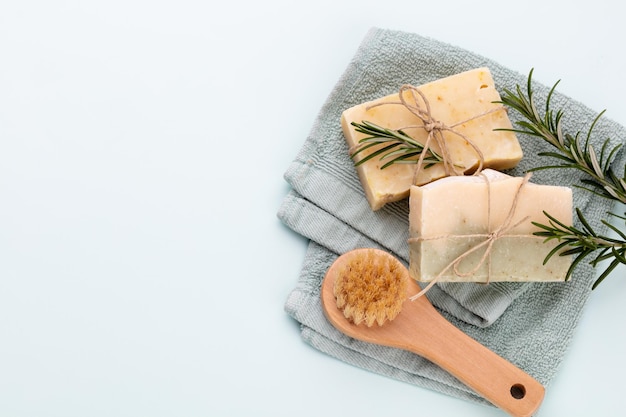 Met de hand gemaakte natuurlijke zeep op pastelkleurachtergrond.