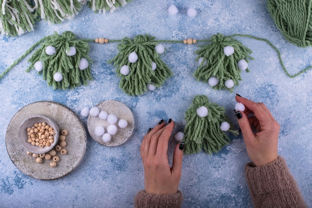 Met de hand gemaakte slinger in boho-stijl in kerststijl