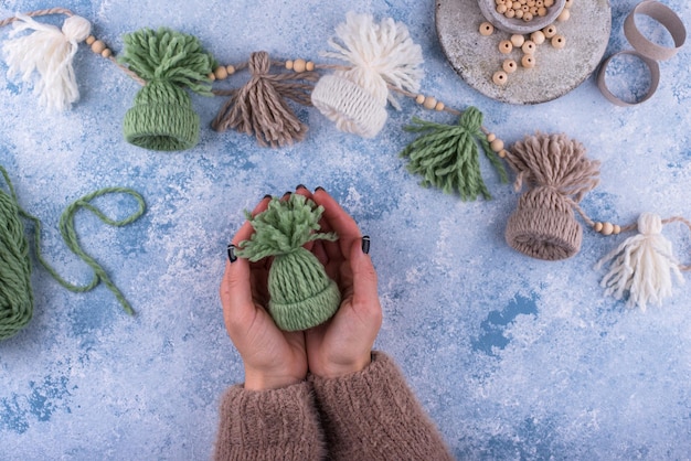 Met de hand gemaakte slinger in boho-stijl in kerststijl