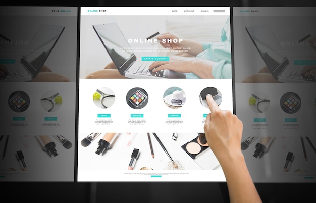 met de hand navigeren in de online winkel op het interactieve paneel