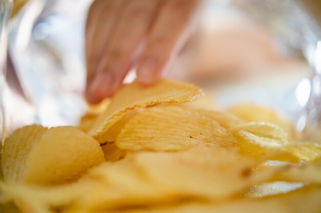 Met de hand plukken van chips in snackzak
