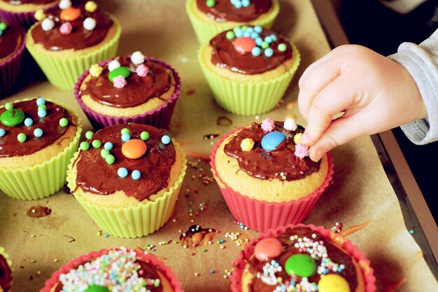 Met de hand versierde cupcakes van kinderen