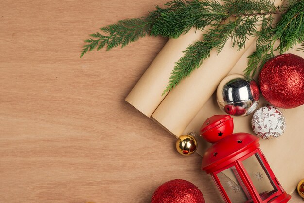 Met de hand vervaardigde kerstcadeaudoos en gereedschap op houten ondergrond