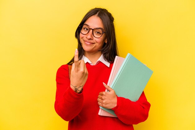 Met de vinger naar je wijzend alsof uitnodigend dichterbij komt