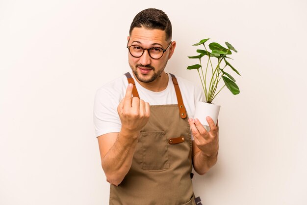 Met de vinger naar je wijzend alsof uitnodigend dichterbij komt