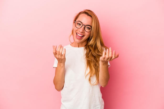 Met de vinger naar je wijzend alsof uitnodigend dichterbij komt