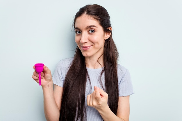 Met de vinger naar je wijzend alsof uitnodigend dichterbij komt