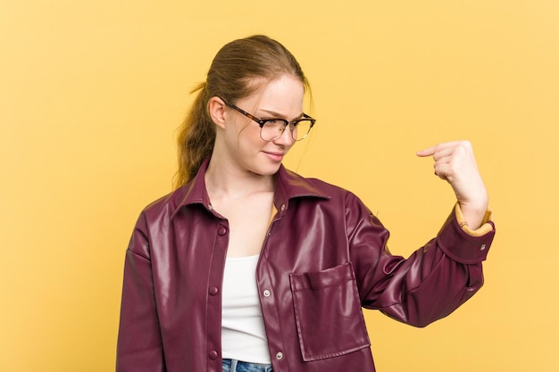 Met de vinger naar je wijzend alsof uitnodigend dichterbij komt