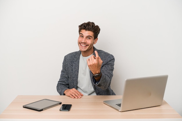 Met de vinger naar je wijzend alsof uitnodigend dichterbij komt