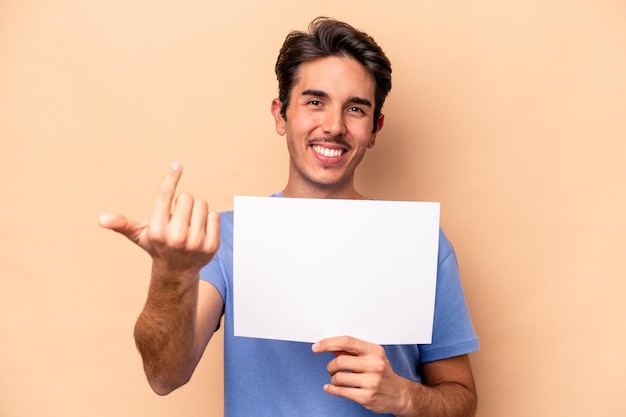 Met de vinger naar je wijzend alsof uitnodigend dichterbij komt