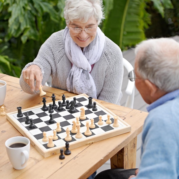 Met deze volgende zet win ik het spel Een ouder echtpaar dat buiten samen schaakt