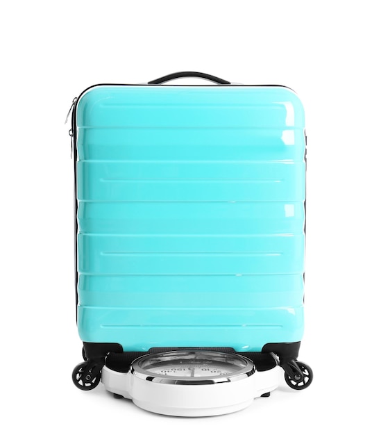 Met een gewicht van stijlvolle koffer op schalen witte achtergrond