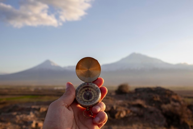 Met een kompas tegen de achtergrond van de berg Ararat bij zonsondergang