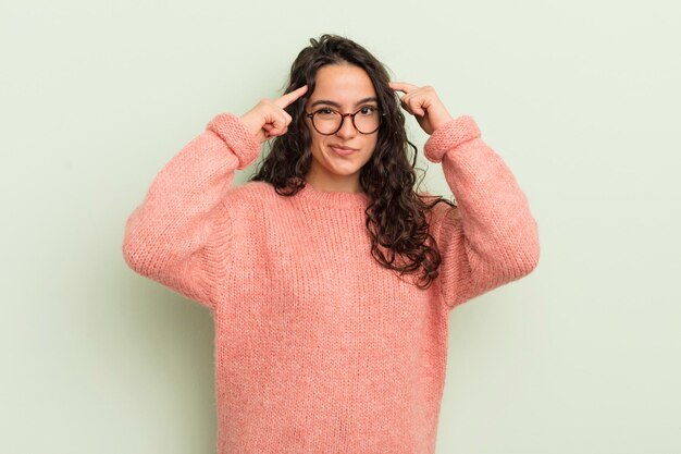 Met een serieuze en geconcentreerde blik brainstormen en nadenken over een uitdagend probleem