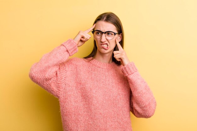 Met een serieuze en geconcentreerde blik brainstormen en nadenken over een uitdagend probleem