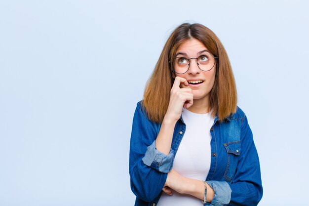 met een verbaasde, nerveuze, bezorgde of angstige blik, opzij kijkend naar de kopieerruimte