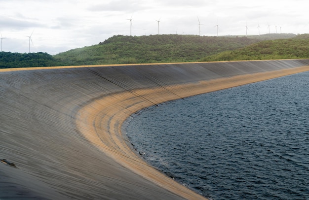 Met hdpe kunststof beklede waterreservoirs en landschap van windpark voor hoogspanningscentrales