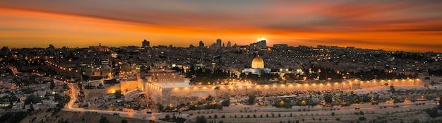 Met het oog op de oude stad van Jeruzalem bij zonsondergang. Israël