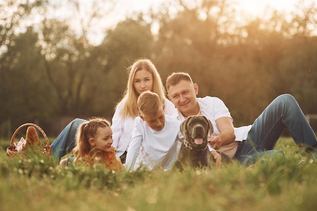 Met hond Familie heeft in de zomer samen een weekend buiten