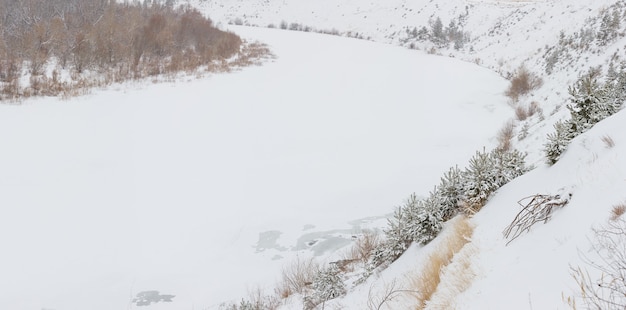 Met ijs bedekte rivier de Don met een steile hoge oever. Winterlandschap in Rusland.