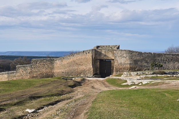 Met ijzer omzoomde poort naar een middeleeuws stadsfort Chufut-Kale, Crimea