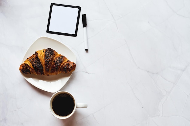 met kopjes warme zwarte koffie en zoete croissants op blauwe achtergrond. Bovenaanzicht, kopieer ruimte. voedsel