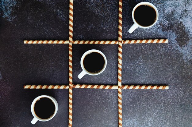 met kopjes warme zwarte koffie en zoete croissants op blauwe achtergrond. Bovenaanzicht, kopieer ruimte. voedsel